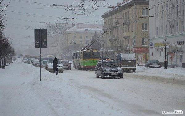 Луцьк замітає снігом. ФОТО