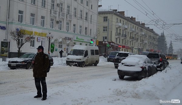 Луцьк замітає снігом. ФОТО