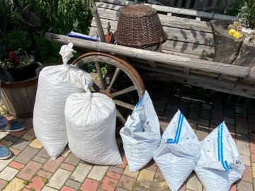 На Рівненщині під час обшуку вилучили понад 140 кілограмів бурштину. ФОТО