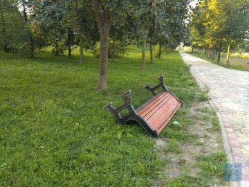 На Волині вандали поперекидали лавки в парку. ВІДЕО