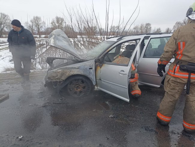 На Волині після заміни мотора автівка спалахнула в дорозі та згоріла вщент. ВІДЕО