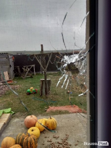 У вікно будинку під Луцьком влучила куля: його мешканка звинувачує військових 