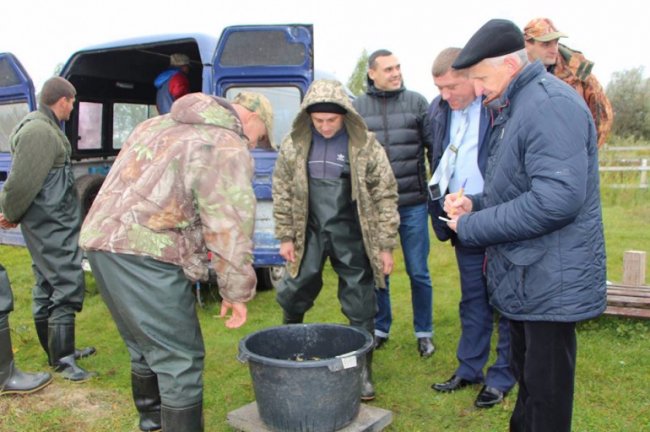 У заповідне озеро на Волині випустили 307 кілограмів малька
