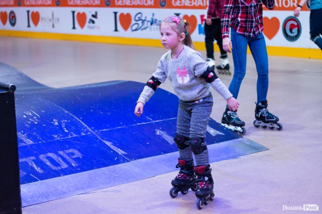 У Луцьку особливі діти з посадовцями вчилися кататися на роликах. ФОТО