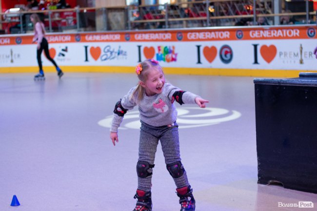 У Луцьку особливі діти з посадовцями вчилися кататися на роликах. ФОТО