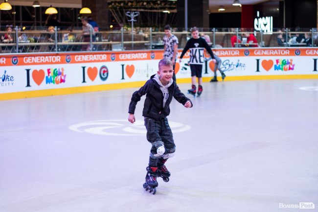 У Луцьку особливі діти з посадовцями вчилися кататися на роликах. ФОТО