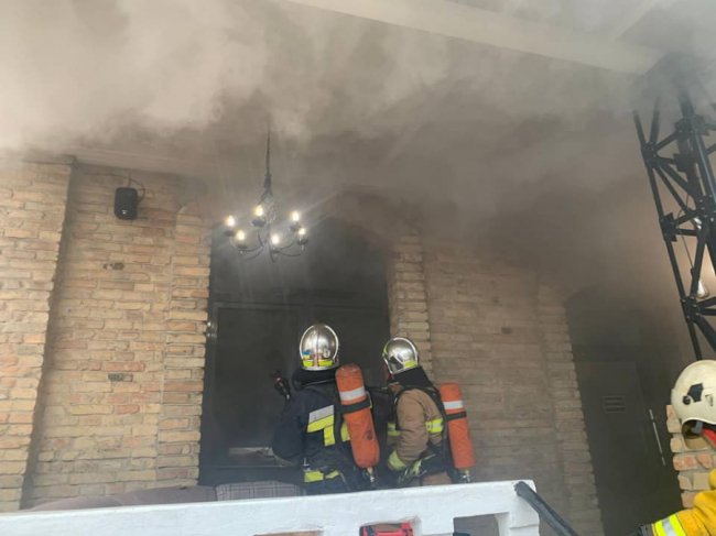 У центрі Рівного горів гриль-бар. ФОТО. ВІДЕО