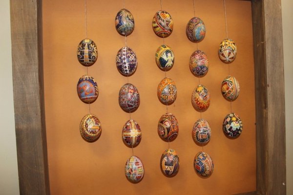 У Луцьку мер разом з дітьми малював писанки. ФОТО