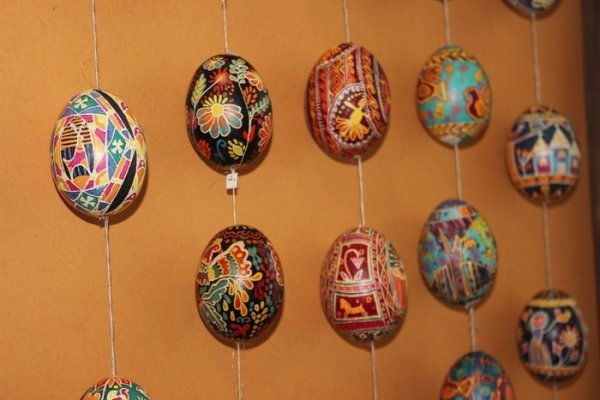 У Луцьку мер разом з дітьми малював писанки. ФОТО