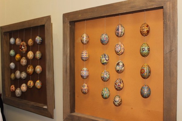 У Луцьку мер разом з дітьми малював писанки. ФОТО