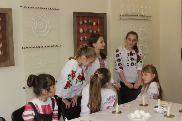 У Луцьку мер разом з дітьми малював писанки. ФОТО