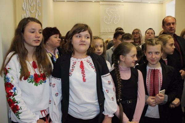 У Луцьку мер разом з дітьми малював писанки. ФОТО