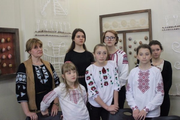 У Луцьку мер разом з дітьми малював писанки. ФОТО