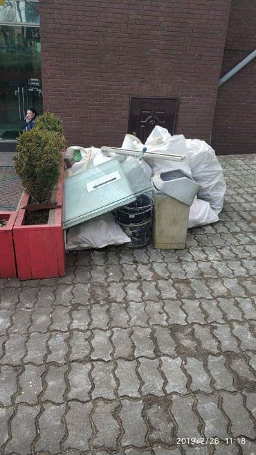 У Луцьку покарали нечупар, які викидали будівельне сміття сусідам під вікна. ФОТО