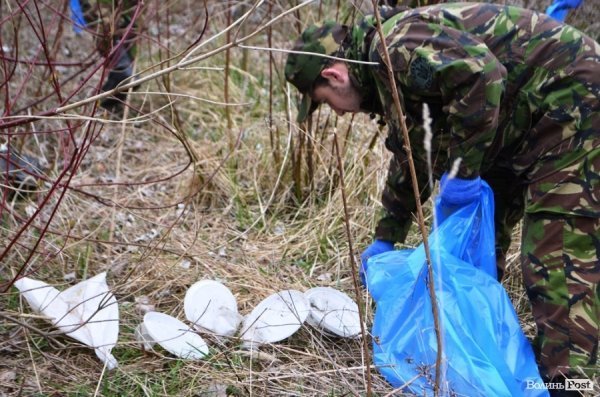 У Луцьку прибирали парк в 40-му кварталі. ФОТО