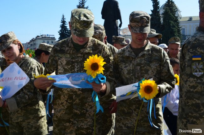 «Вітаємо вдома»:  Луцьк зустрів військових авіаторів. ФОТО