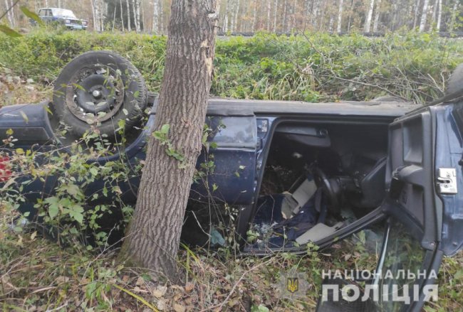 На Волині автівка злетіла в кювет: пасажира вирізали рятувальники. ОНОВЛЕНО