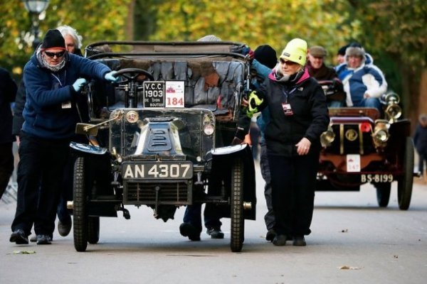 Автопробіг у Лондоні: вулицями міста проїхалося півтисячі раритетних авто. ФОТО. ВІДЕО