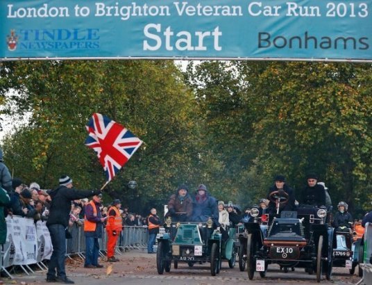 Автопробіг у Лондоні: вулицями міста проїхалося півтисячі раритетних авто. ФОТО. ВІДЕО