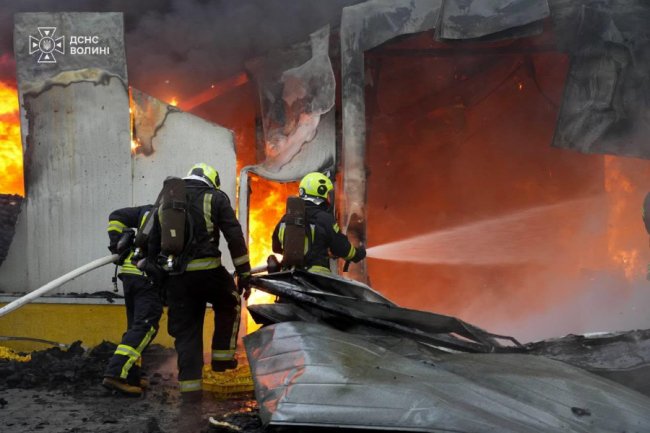 Удар по Маневичах: рятувальники погасили пожежу на промисловому підприємстві. ФОТО