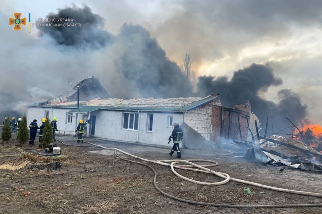 Вогонь гасили понад 20 рятувальників: оприлюднили фото та відео пожежі під Луцьком
