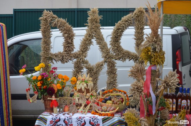 Урожай, частування та співи: у Луцьку святкують «Обжинки»
