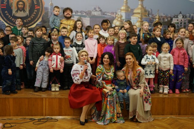 «АТБ» виступив у ролі Святого Миколая для тисяч українських дітей