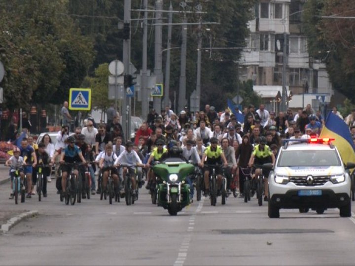 12 кілометрів подолали учасники велопробігу у вишиванках у Луцьку
