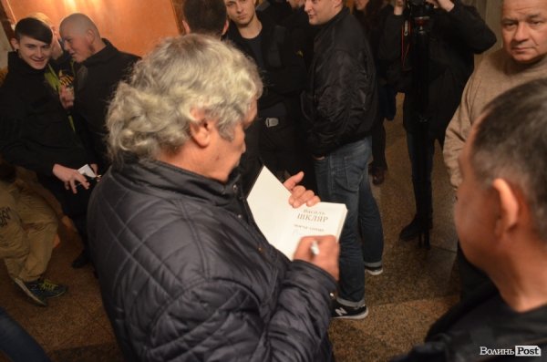 У Луцьку Василь Шкляр презентував книгу про бійців полку АЗОВ. ФОТО