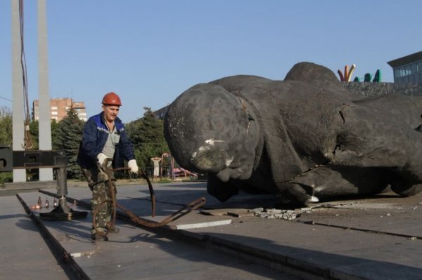 У Маріуполі знесли пам'ятник Леніну. ФОТО. ВІДЕО