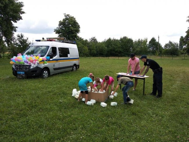 У волинському селі поліцейські влаштували свято для малят