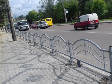 На одній з вулиць Луцька встановлюють турнікети. ФОТО
