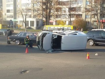 Аварія у Луцьку: перевернутий мікроавтобус із вибитим лобовим склом. ФОТО. ОНОВЛЕНО