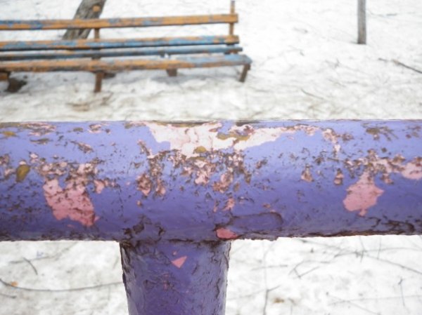 Занедбаний дитячий майданчик у Луцьку. ФОТО