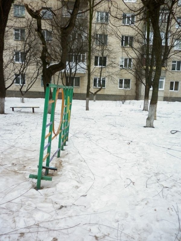 Занедбаний дитячий майданчик у Луцьку. ФОТО