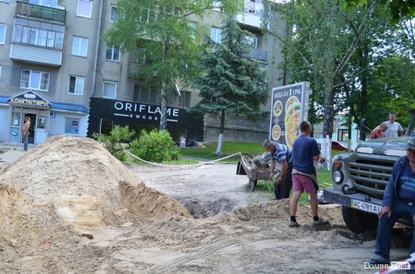 Біля «Буратіно» обіцяють покласти бруківку