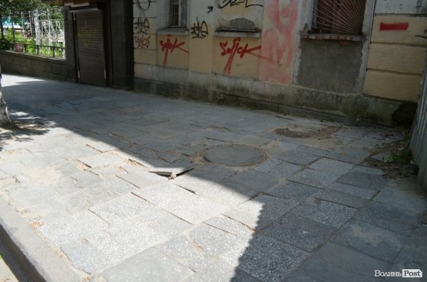 Біля «Буратіно» обіцяють покласти бруківку