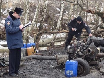 Поліція розшукує старателів, які підпільно добували бурштин на Волині