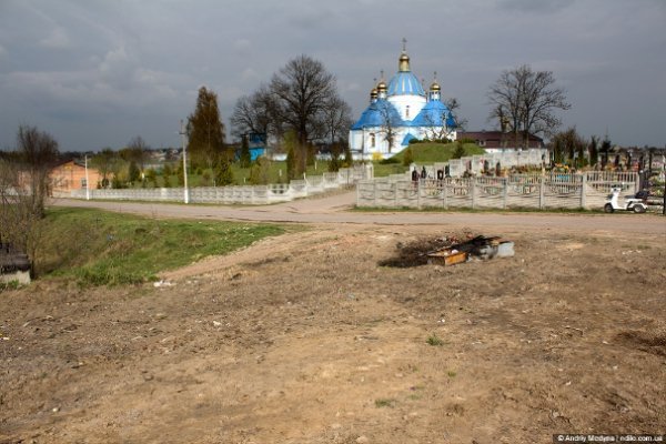 На Волині комунальники сміття закопали на кладовищі, ‒ ЗМІ. ФОТО