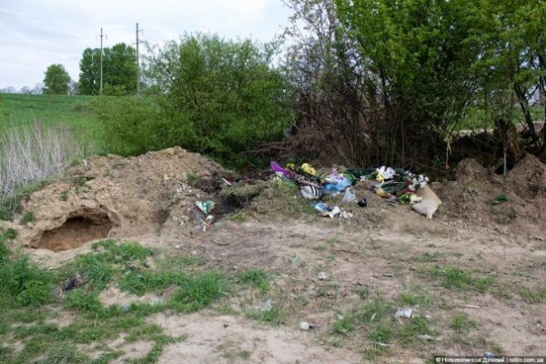 На Волині комунальники сміття закопали на кладовищі, ‒ ЗМІ. ФОТО