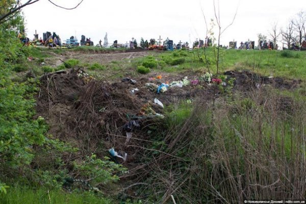 На Волині комунальники сміття закопали на кладовищі, ‒ ЗМІ. ФОТО