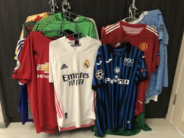 Зінченко, Модрич, Магвайр: лучанин колекціонує футболки відомих футболістів. ФОТО