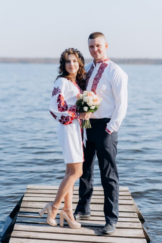 Шлюбні вишиванки замість обмундирування: на Волині побралася пара військових 