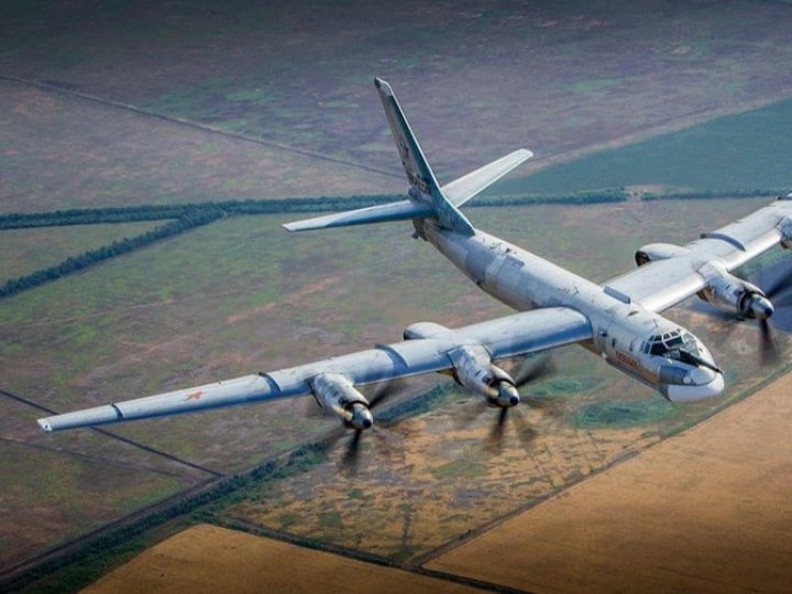 Росія підняла в небо стратегічні бомбардувальники, є пуски ракет