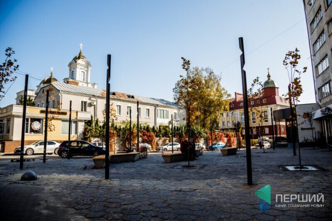 За фото в луцькому сквері – 150 доларів чи навушники AirPods*