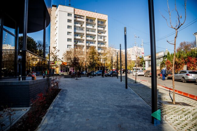 За фото в луцькому сквері – 150 доларів чи навушники AirPods*