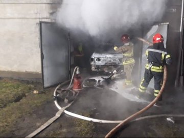 На Рівненщині в гаражі вщент згорів автомобіль. ФОТО