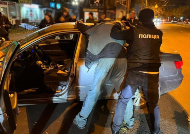 Одеські поліцейські затримали організатора «схеми» виїзду за кордон