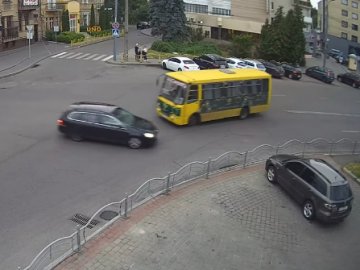 Опублікували момент зіткнення автівки і маршрутки у центрі Луцька. ВІДЕО