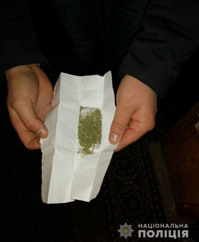 У Ратному хлопець, якого затримали на збуті наркотиків, побив поліцейського 
